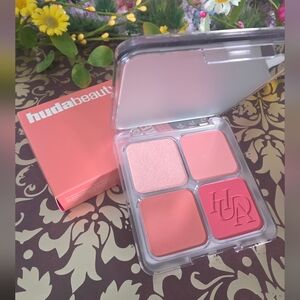 * TOASTY PEACH : Huda Beauty Pink Cheek Palette – Quad Shade Blushes